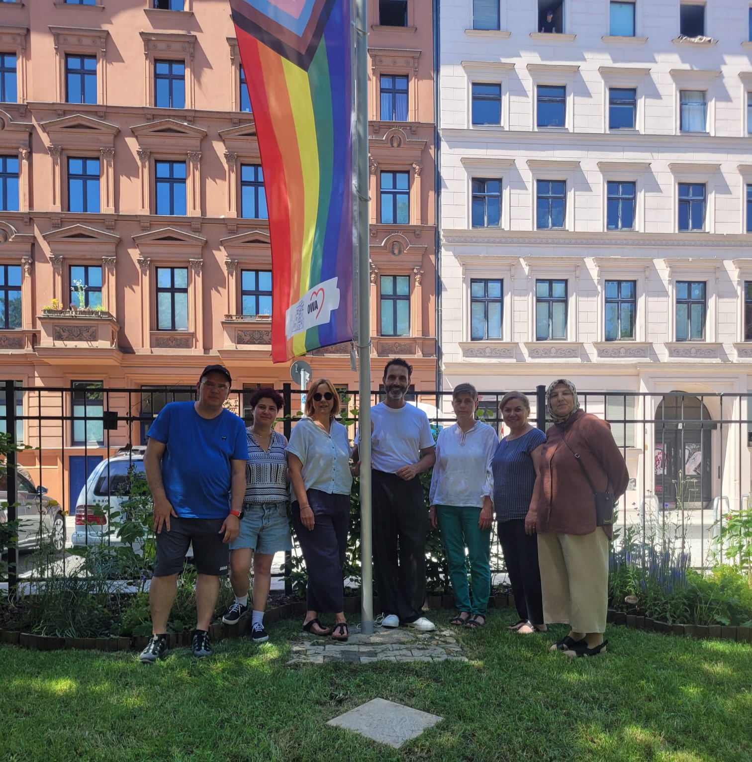 Pride Fahne weht wieder vor dem Stadtteilzentrum Adalbertstraße in Kreuzberg